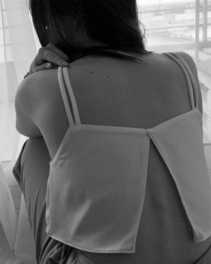 Crop top blanco Angie foto en blanco y negro. En uso con detalle en espalda al descubierto.