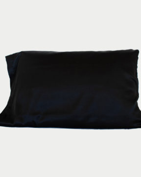 Funda de almohada satén color negro by ONYX. Foto en estudio. Piel más suave, pelo sin frizz.