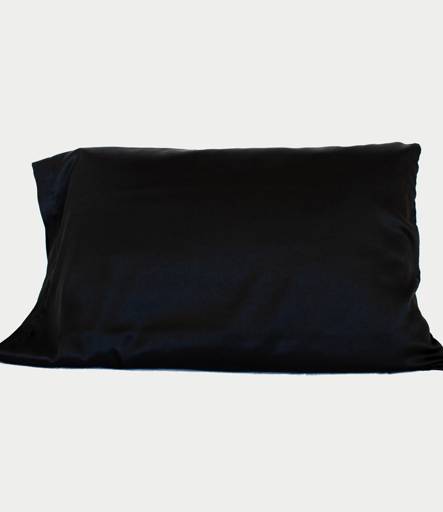 Funda de almohada satén color negro by ONYX. Foto en estudio. Piel más suave, pelo sin frizz.