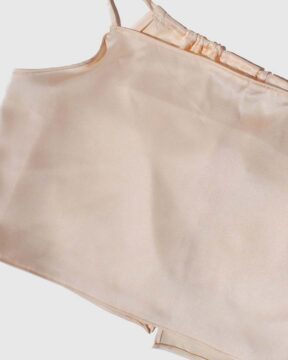 Crop top NITSA color crema en estudio parte trasera