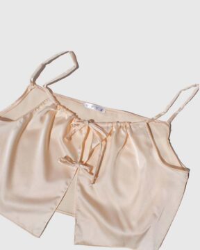 Crop top NITSA color crema en estudio parte delantera. Hecho en seda artificial.