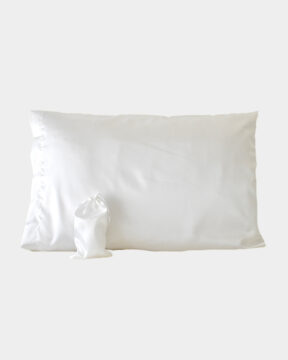 Funda de almohada satén blanca by ONYX. Foto en en estudio vista frontal con bolsita. Piel más suave, pelo sin frizz.