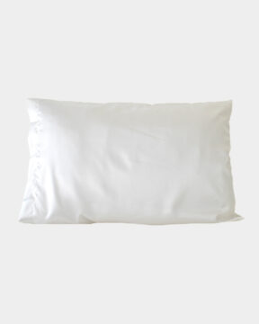 Funda de almohada satén blanca by ONYX. Foto en en estudio vista frontal. Piel más suave, pelo sin frizz.