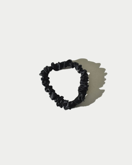 mini scrunchie de satén negro