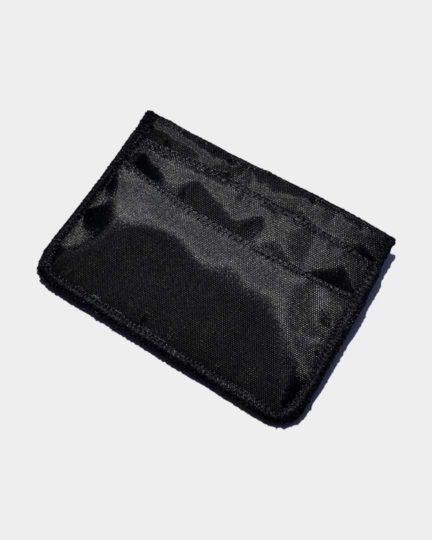 Tarjetero Slim fotografiado en estudio. Capacidad de 5 bolsillos para tarjetas y efectivo.