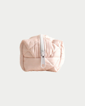 Neceser rosa Stripe fotografiado en estudio. Vista lateral de cierre blanco.
