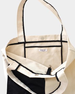 Tote bag grande fotografiado en estudio. Interior con bolsillo para mayor seguridad. Llavero negro incluido para no perder llaves. Cierre con broche magnético.