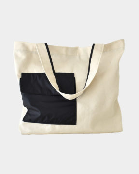 Bolso tote bag tela algodón fotografíado en estudio. Minimalista y versátil con un bolsillo externo espacioso. Perfecto para uso diario.