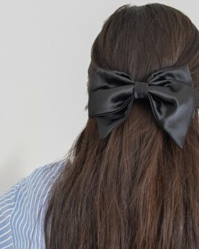broche moño negro en uso