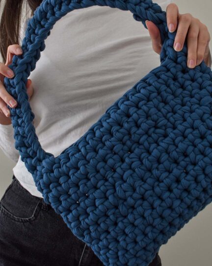 cartera teal colossal con camisa y jean levis